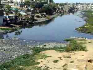 Kachi abadi at Lyari River